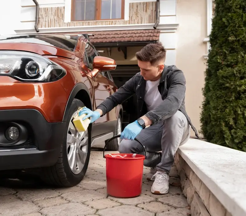 Lavage auto à domicile Val d'Oronaye : professionnel intervenant sur un véhicule